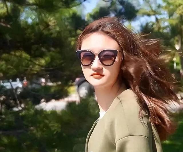 她6岁被成龙抱上春晚，后因“太丑”被嘲退圈，如今美到认不出