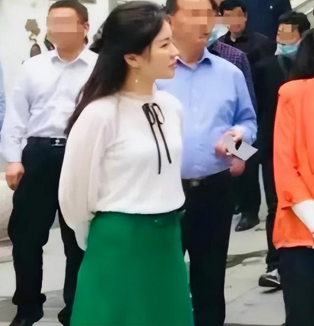 云浮|戴璐19岁的毕业照被曝光,在人群中很是显眼,果然,有颜值就是任性