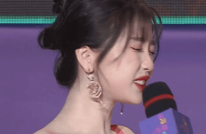 全程都在搔首弄姿，简直称得上是显眼包，也导致自己的路人缘消耗殆尽