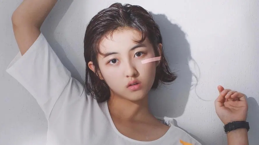 张子枫 独树一帜的张子枫,还是走上了内娱女明星的老路!