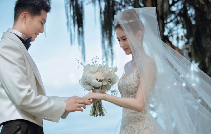 何超莲|何超莲分享整场婚礼最幸福是看到了蝴蝶，解密嫁给窦骁因为射手座