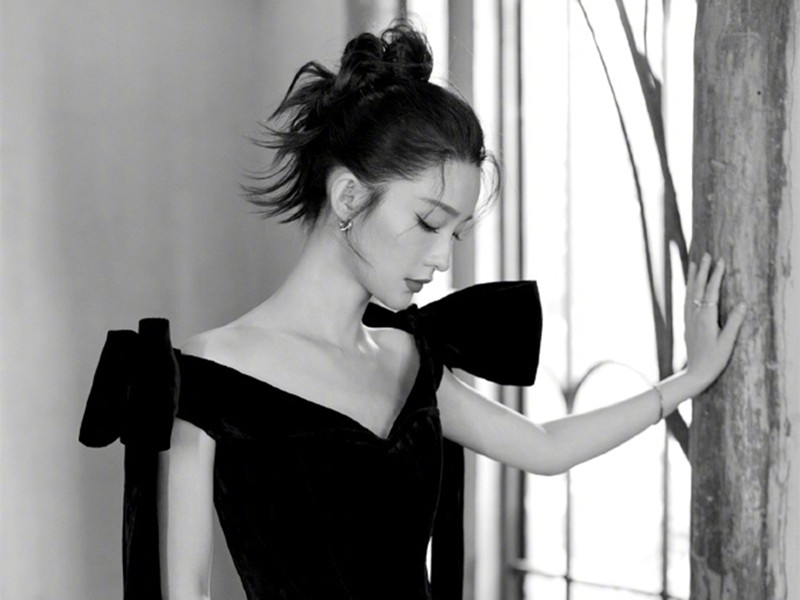 李沁|李沁颜值在线,演技也在线,优秀的人会在不同的行业发光发热