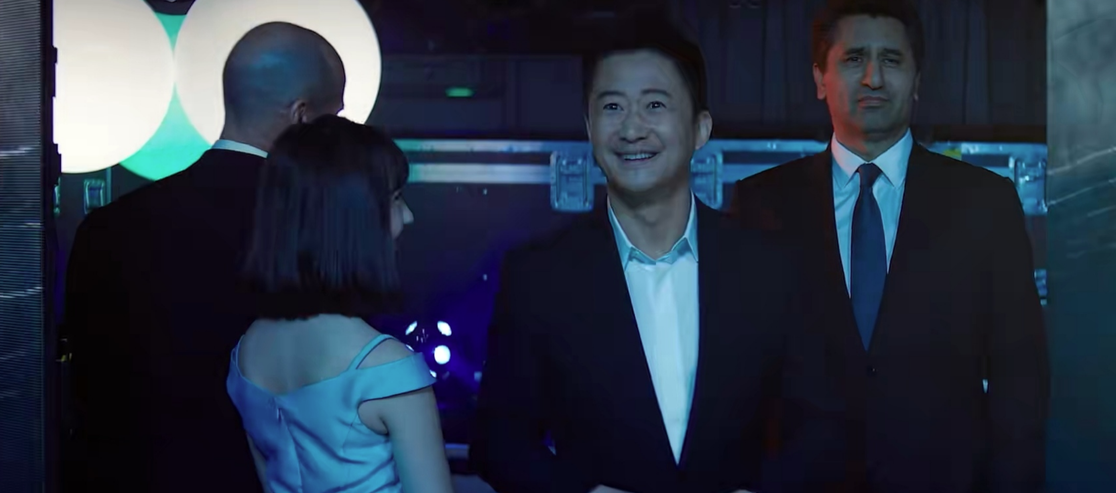 首日破1.4亿,看了《巨齿鲨2》,我欣喜:吴京火遍全球只是时间问题