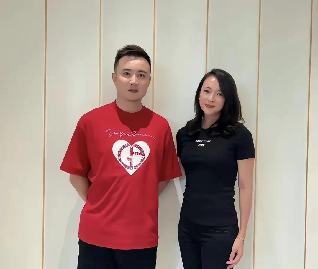 章子怡|章子怡三亚给赵本山拜年,穿300元衣服引热议,满脸通红醉意明显