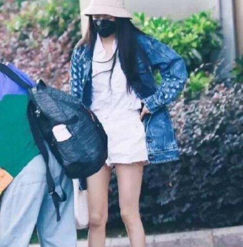 杨幂紧急复工！双腿伤痕惹人关注