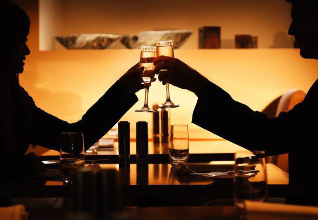 青年男女往往在冲动的年龄,如果两人晚上饮酒,甚至喝得醉醺醺