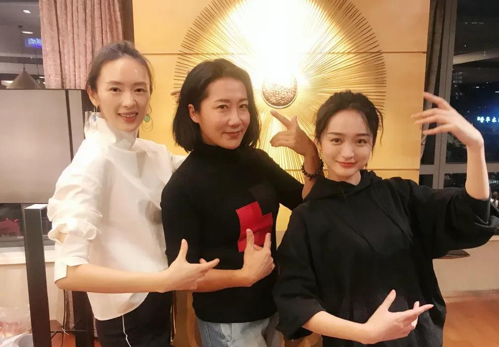 周迅|如懿传剧组重聚！董洁站最边缘疑似被孤立，周迅瘦脱相认不出