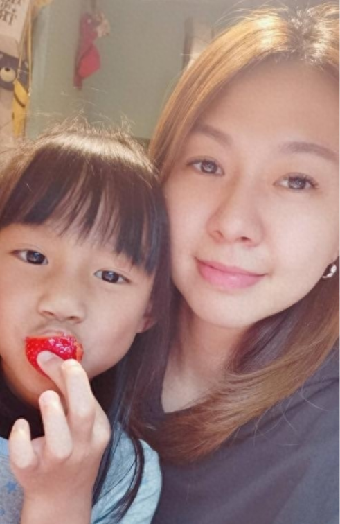 42岁卓依婷罕见露脸现身三亚，与她曾经的模样相比，简直判若两人