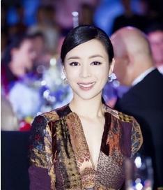 事实证明，被“导演太太团封杀”的张静初，早已走上了另一条大道