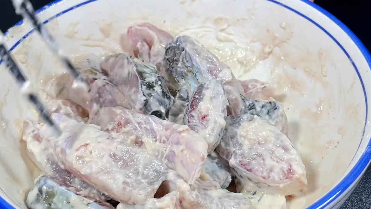 调料|不管炖啥鱼，只放葱姜蒜就错了，只需多放2味调料，鱼肉不腥、不柴、入味肉不散