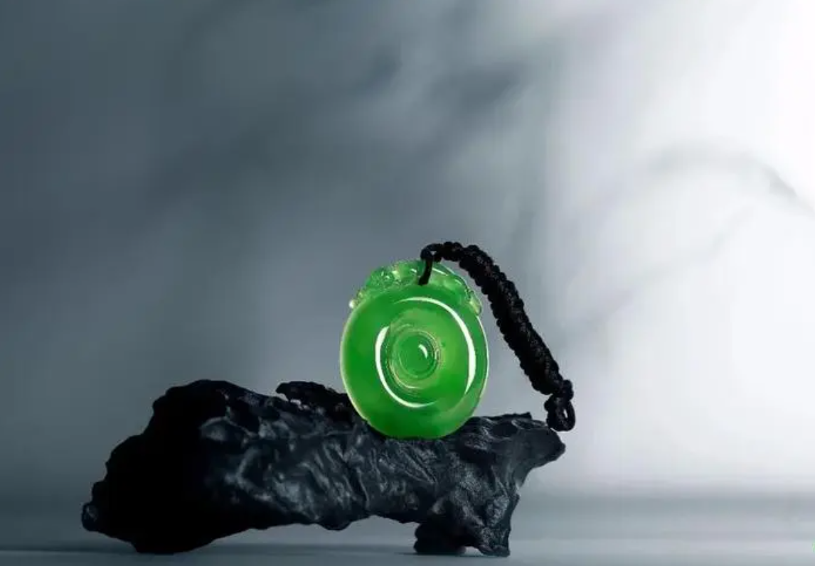 翡翠：穿越时光的绿色奇迹