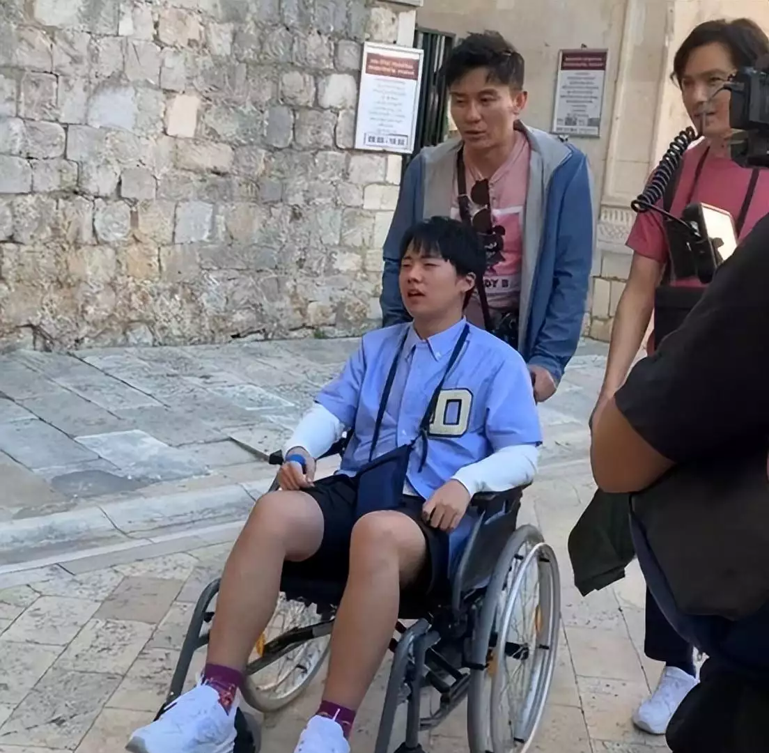 有钱却治不好病的5位明星，最小的是95后