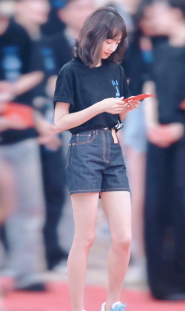 宋茜;景德镇拍戏被偶遇,五官标致双腿暴露年龄