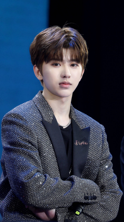 蔡徐坤将在韩国复出？晒近照同款帽子被抢疯，邓紫棋力挺