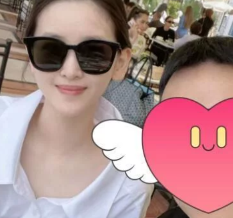 章泽天|一男子晒与章泽天亲密合照，举止亲昵，引发网友讨论