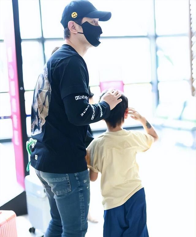 Baby送儿子上学，网曝她与黄晓明同在家长群，两人头像备注名曝光