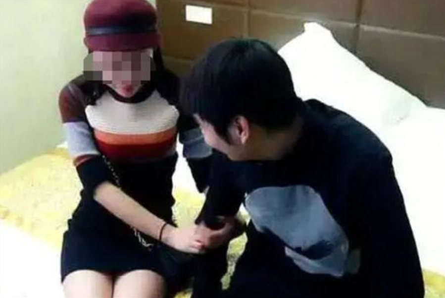 网红主播一撇腿，榜一大哥一挺腰，不好不好，扭断了腰！