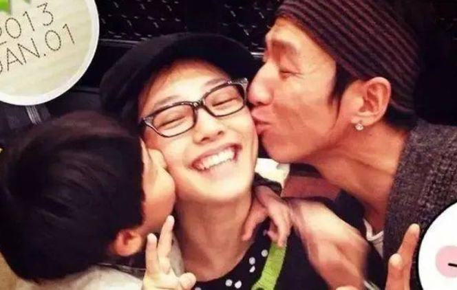 白百何又离婚了？带二胎儿子玩耍，因“一指弹”陷入事业危机的她成穿搭博主