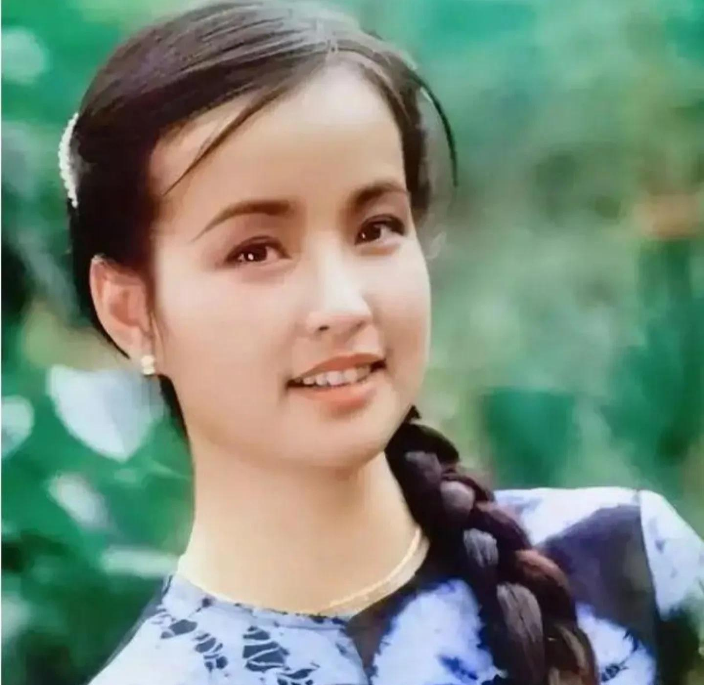 刘晓庆回应演少女争议:自信与实力之间的平衡艺术