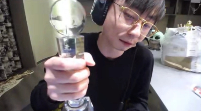 无畏契约全明星赛水晶哥喜提mvp,赛后颁奖直言奖杯应