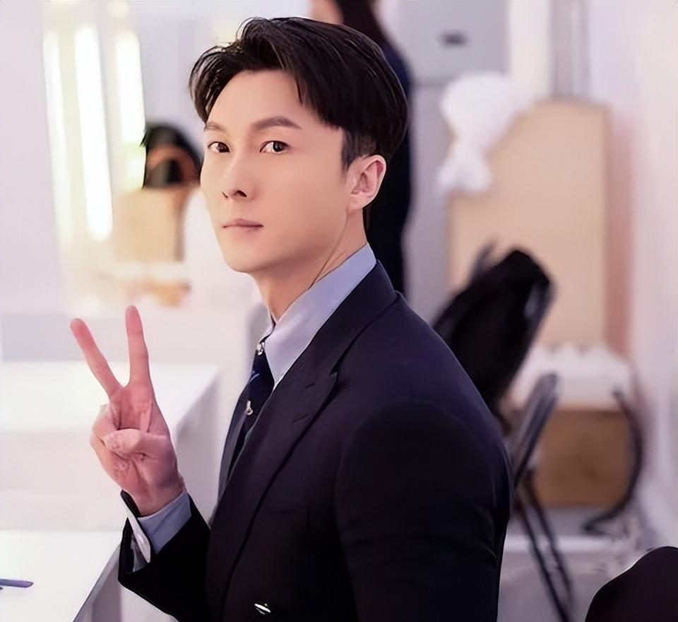 TVB视帝离巢独自闯内地发展，罕谈家人关系，赞太太演技越来越好