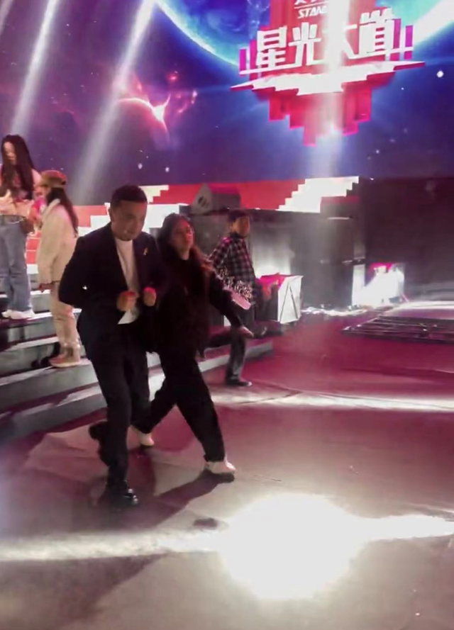 尼格买提|央视名嘴小尼,与漂亮的帕夏古丽离婚,二人的婚姻悲剧,源于哪里