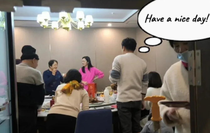 姚晨|姚晨一家回村过年!素颜吃席差点认不出,8岁儿子手举长刀模样俊