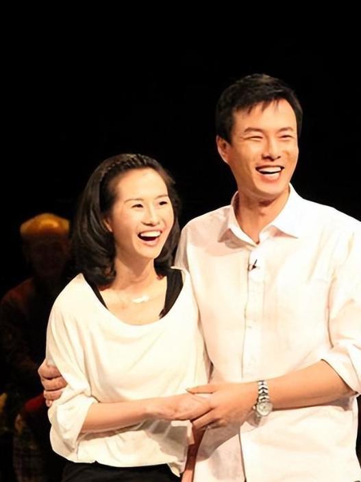 因穷被女友嫌弃，一气之下娶普通女教师的朱铁，如今过得如何了？