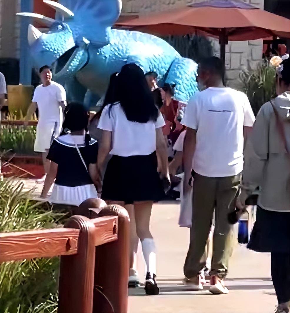 包文婧|文章带女儿去迪士尼,不约新女友,反与包贝尔老婆包文婧组团带娃