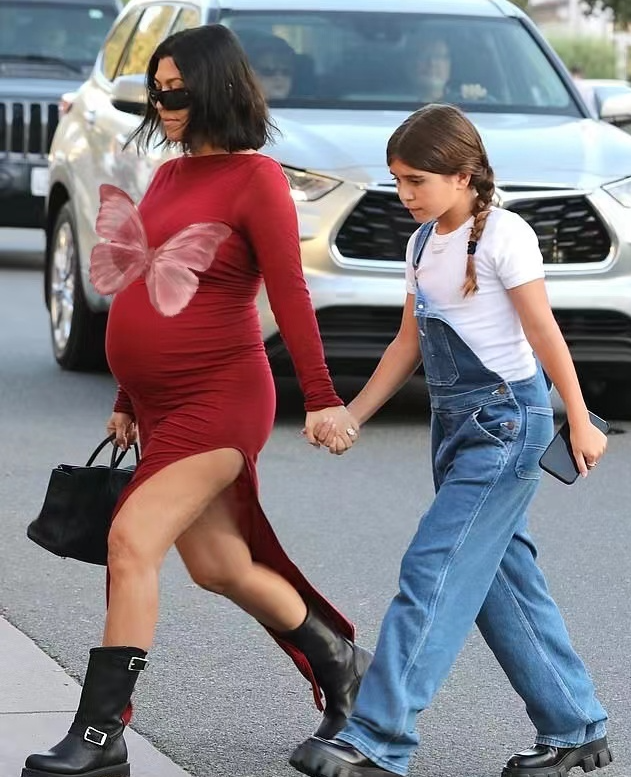 44岁金大姐怀个孕比蕾哈娜还猛!穿红裙秀8个月孕肚,还内搭空气