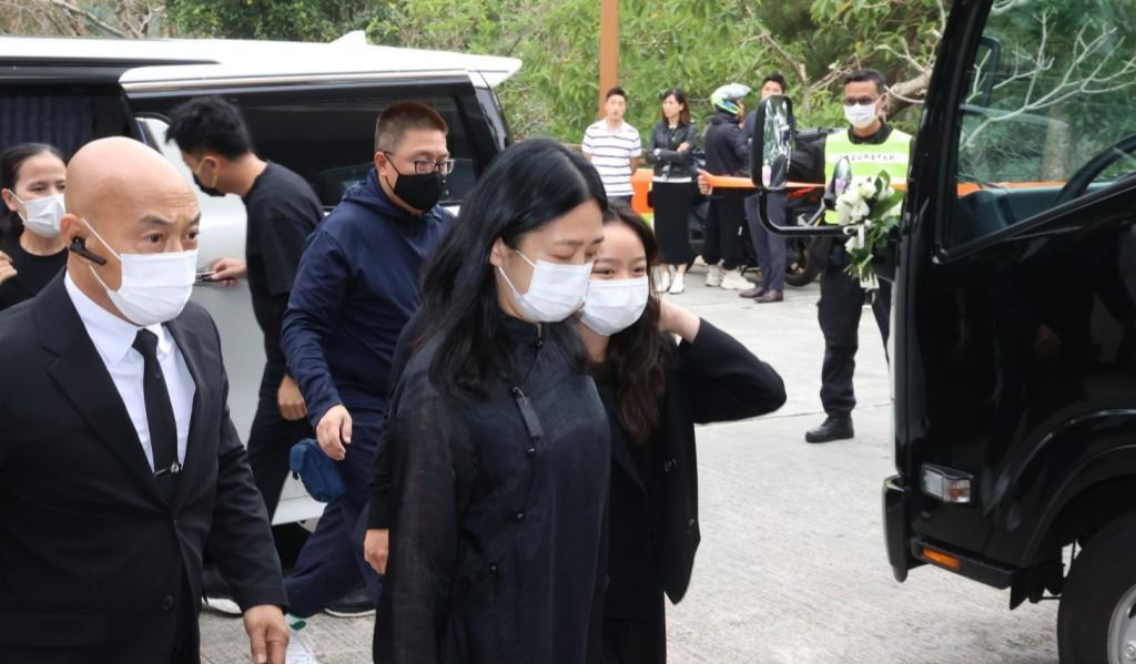 刘德华捧遗照悲痛万分送父亲出殡,姐姐现身,朱丽倩紧牵11岁女儿