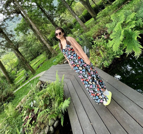 Selina|任家萱提前过母亲节，挺超大孕肚与男友出游，牵手对视好甜蜜