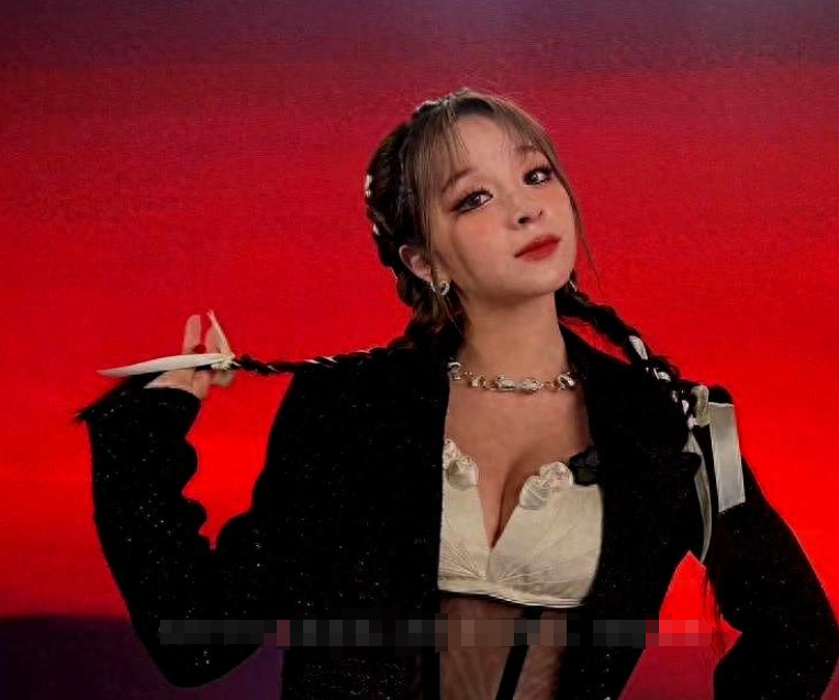 美依礼芽被曝体重30KG身高152,和188的赵丽娜同框,站着也像坐着一样