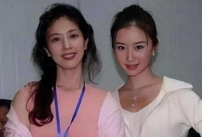 刘亦菲|刘亦菲母亲刘晓莉:身材傲人至今单身,五官比女儿还精致
