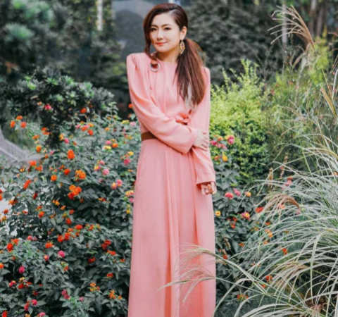 Selina|任家萱提前过母亲节，挺超大孕肚与男友出游，牵手对视好甜蜜