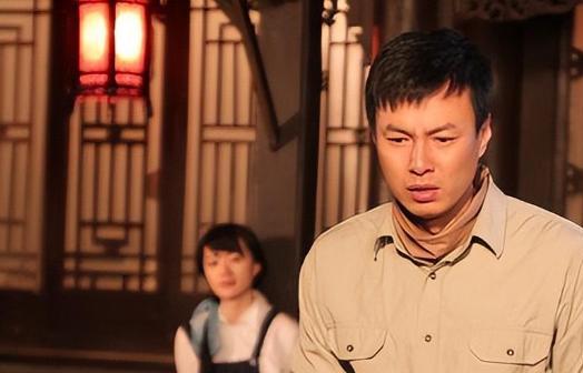 因穷被女友嫌弃，一气之下娶普通女教师的朱铁，如今过得如何了？