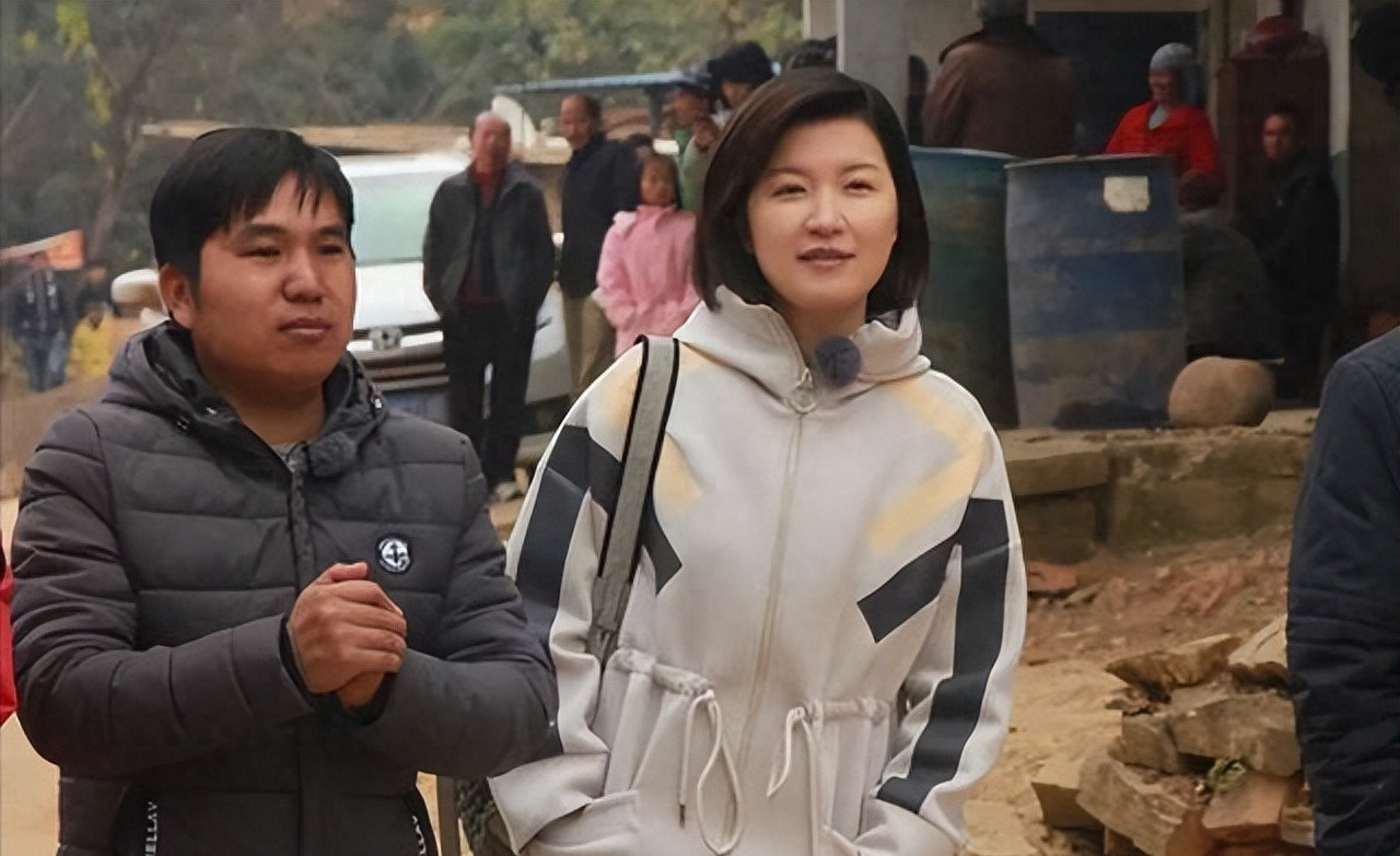 陈蓉近照，被吊销主持人证，复出转幕后，永远失去了主持的机会！