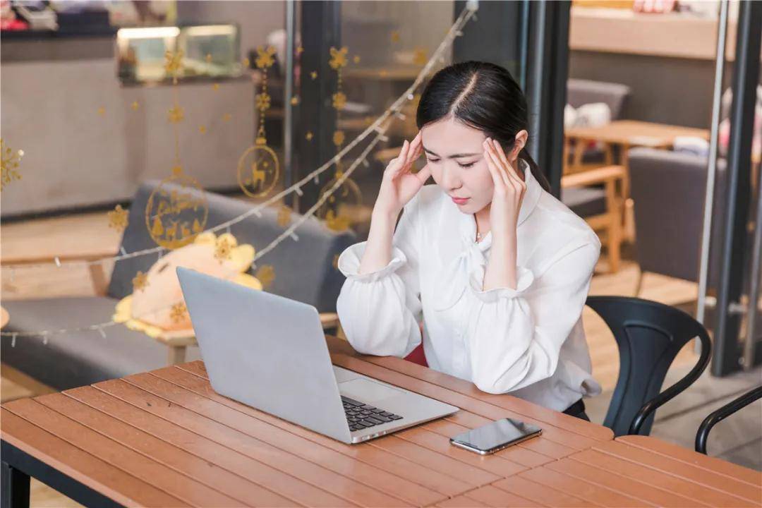 |对职场女性而言,早婚早育和晚婚晚育哪个更利于女性的职业生涯发展?