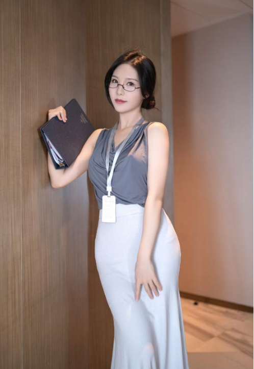 OL风穿搭：优雅与自信的职场时尚