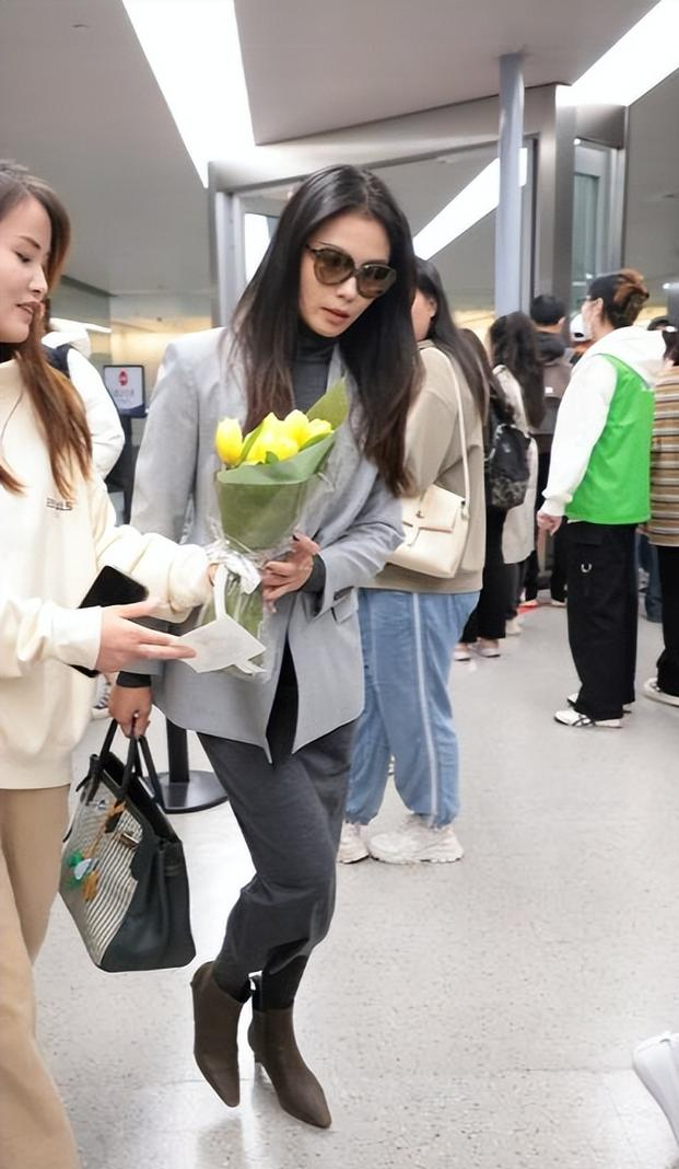 刘涛现身北京机场,灰色西装展现别样潇洒风姿,苗条身材引爆眼球