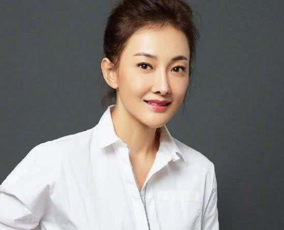 牛莉|牛莉：24岁嫁给大7岁普通男，8次登春晚，生3个孩子50岁依旧很美