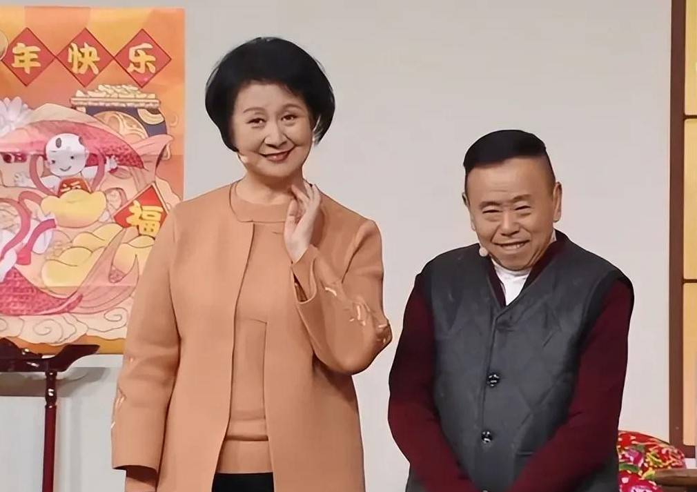 黄晓娟|黄晓娟61岁头发花白,曾登上春晚22次,如今头发花白似寻常老太