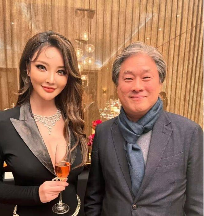 杨紫|杨紫脸再次崩塌!一阵不见又变模样,童瑶被嘲像小老太,孙俪怪