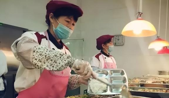 虾皮|大学食堂“擦边菜”盛行，猛薅大学生的羊毛，就连虾皮也算荤菜