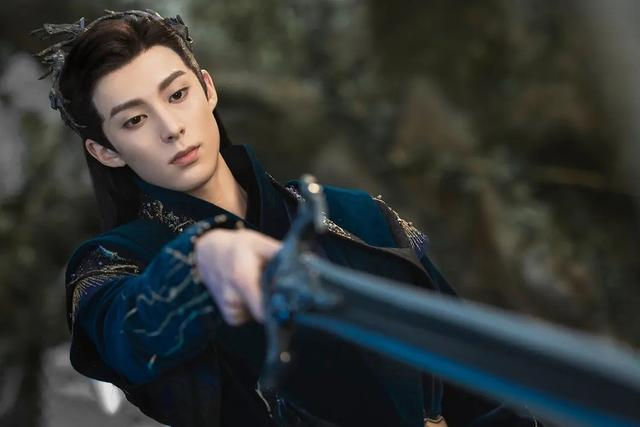 新剧中的热巴演技过人，汇聚了娱乐圈半壁江山，王鹤棣带薪追星。