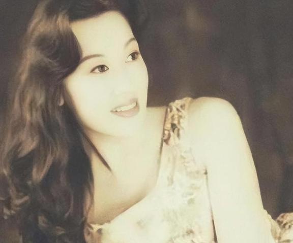 中国第一变性人张克莎:经历比金星还传奇,一生被5个男人宠爱