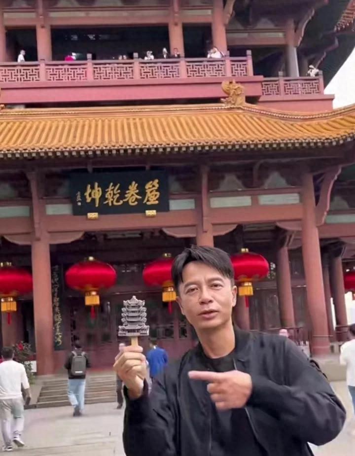 李克勤现身黄鹤楼，15元雪糕成奢侈品？他的苍老让人心疼！