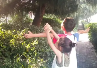 女孩|27岁女孩每晚和29岁哥哥同睡,至今不找男友,坦言就想和哥哥过一辈子(下)