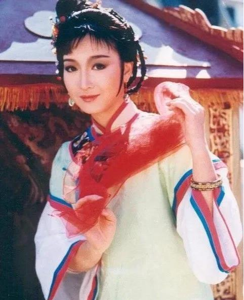 74岁陈百祥街头送外卖,穿T恤戴安全帽老态龙钟,烈日下还要搬水泥