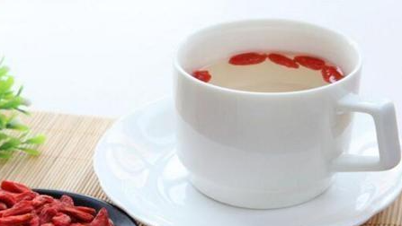 枸杞|睡前吃“枸杞”比人参都厉害？这个时间吃枸杞才能发挥最大功效！